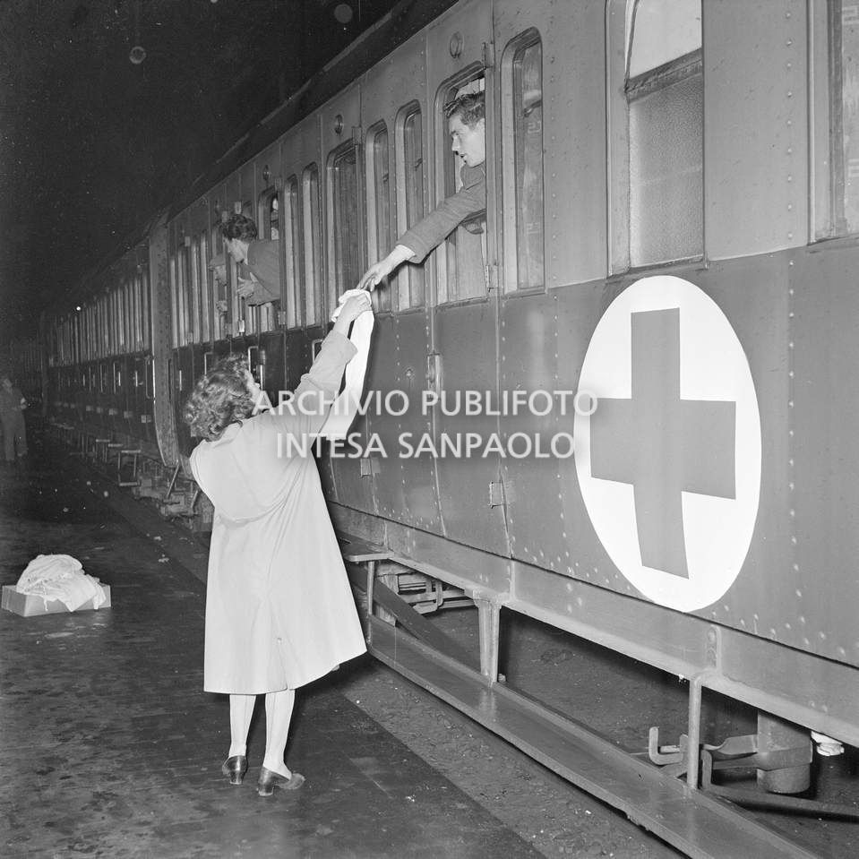 Una donna sulla banchina all'arrivo del treno-ospedale dal Polesine<br>113191