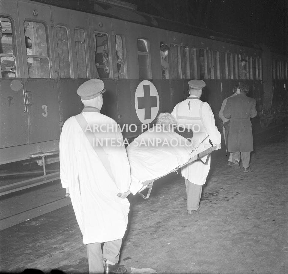 Una donna, arrivata con il treno-ospedale dal Polesine, viene trasportata con una barella<br>113195
