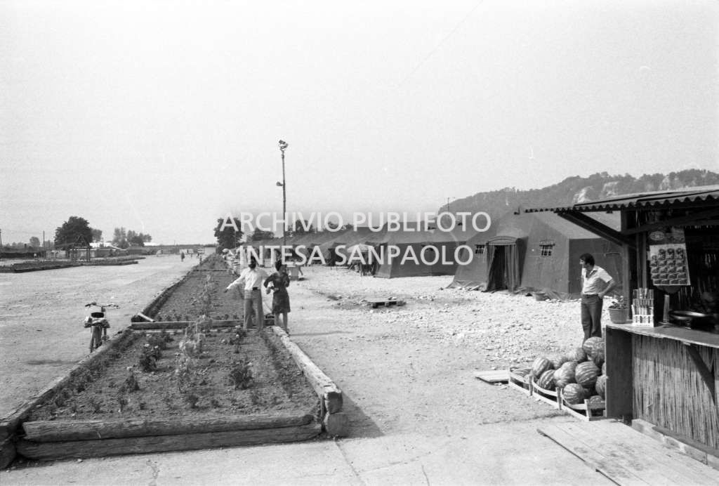Tende da campo per ospitare la popolazione colpita dal terremoto