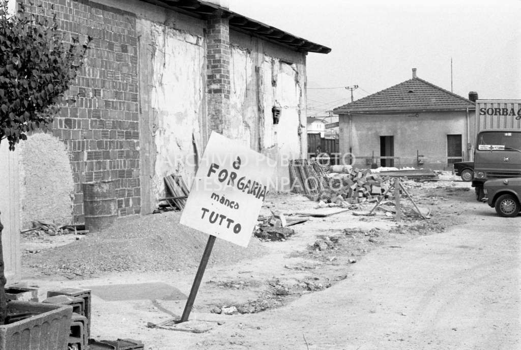 Un cartello a Forgaria del Friuli recita "A Forgaria manca tutto"
