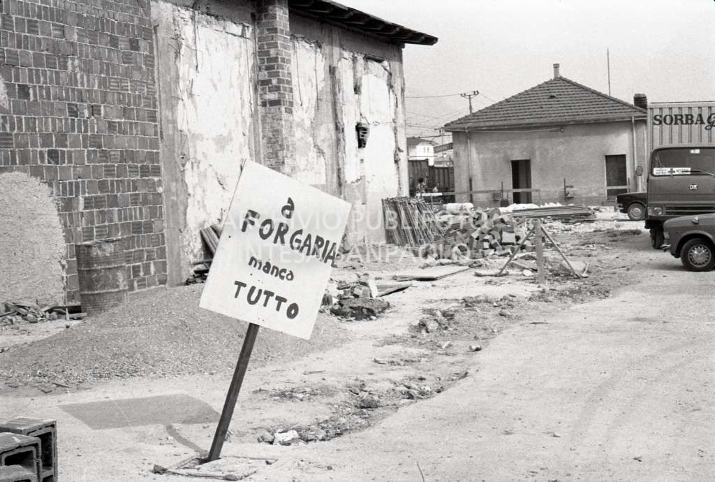 Un cartello a Forgaria del Friuli recita "A Forgaria manca tutto"