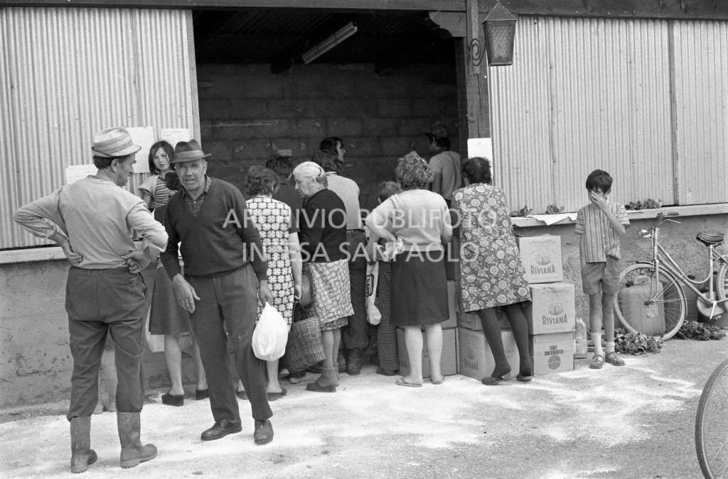 Distribuzione aiuti in località del Friuli colpita dal terremoto