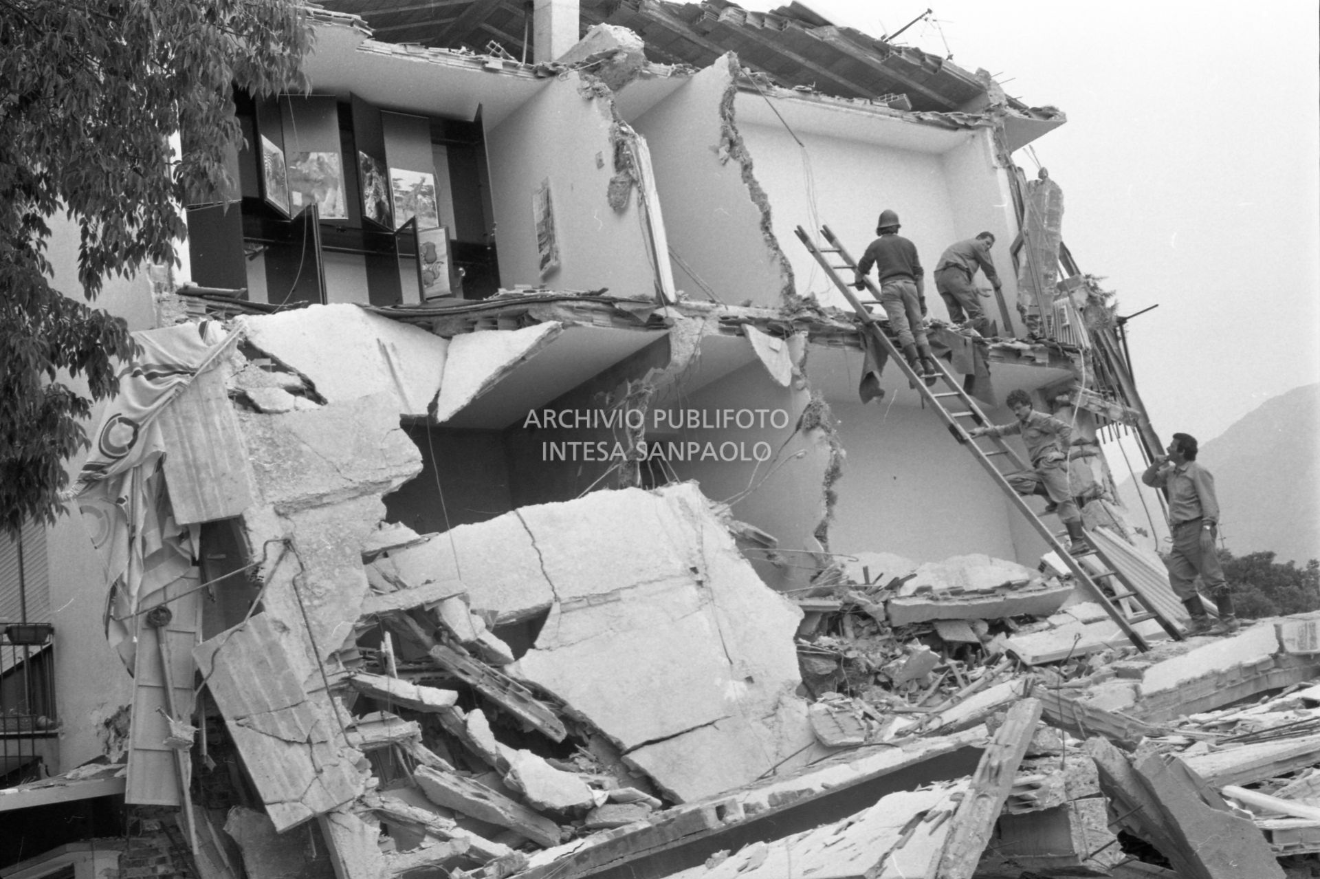 Vigili del fuoco al lavoro su un edificio danneggiato dal terremoto in una località del Friuli