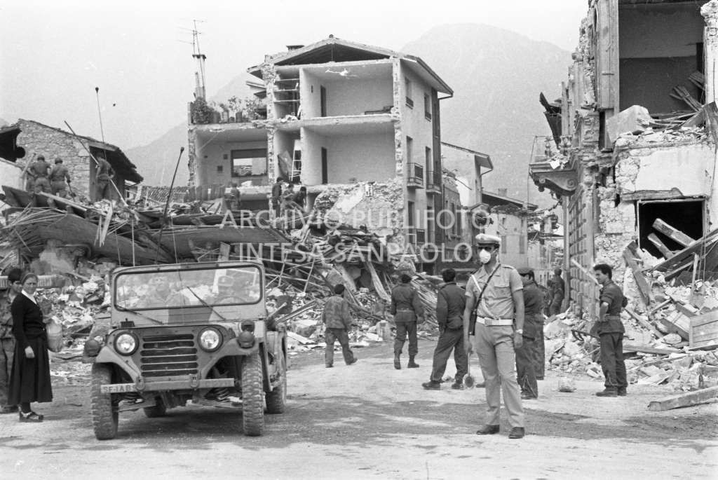 Un vigile urbano e una jeep, si presume dell'esercito americano, in uno dei paesi del Friuli colpiti dal terremoto