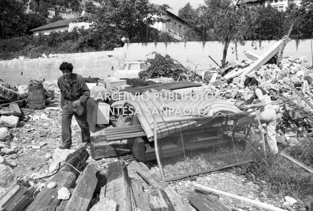 Un uomo e una donna al lavoro tra le macerie in una delle località del Friuli colpite dal terremoto
