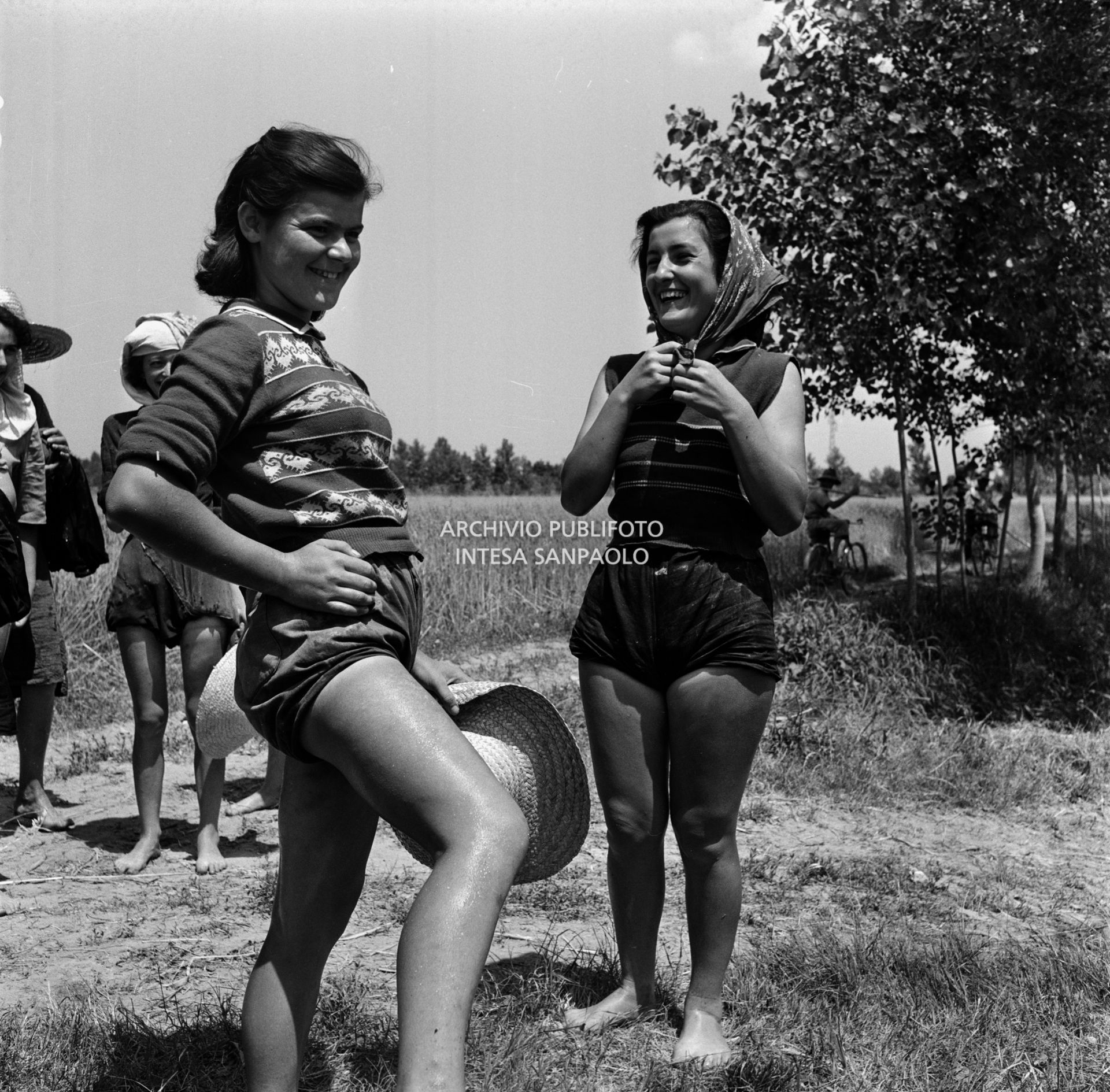 Due mondine ritratte durante un momento di pausa dal lavoro nei campi nei dintorni di Binasco