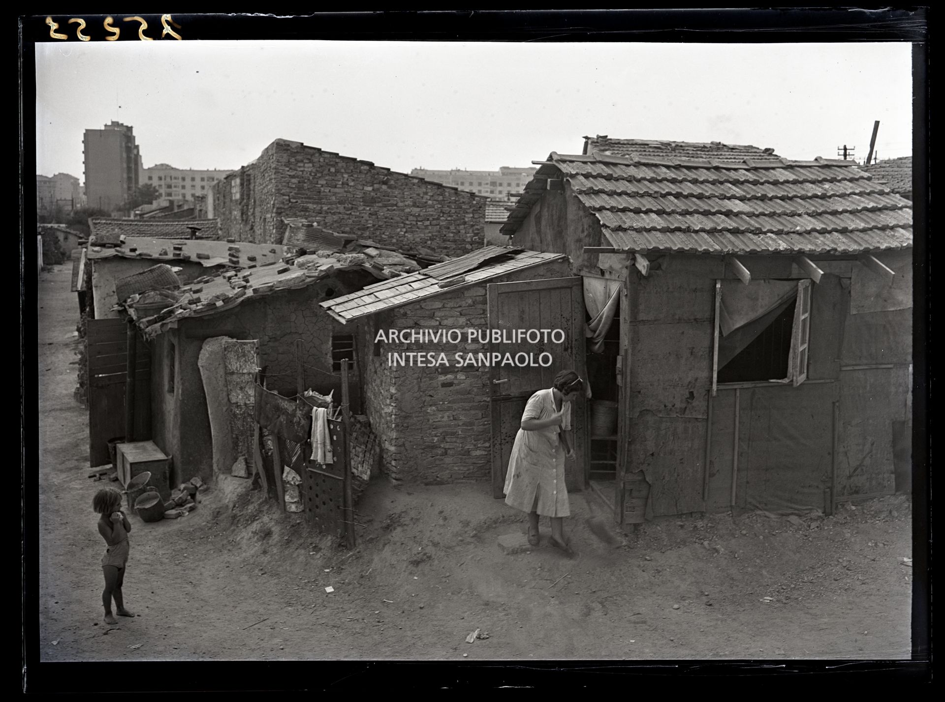 Una donna e una bambina davanti a una delle case minime dell'Ortica (Milano)