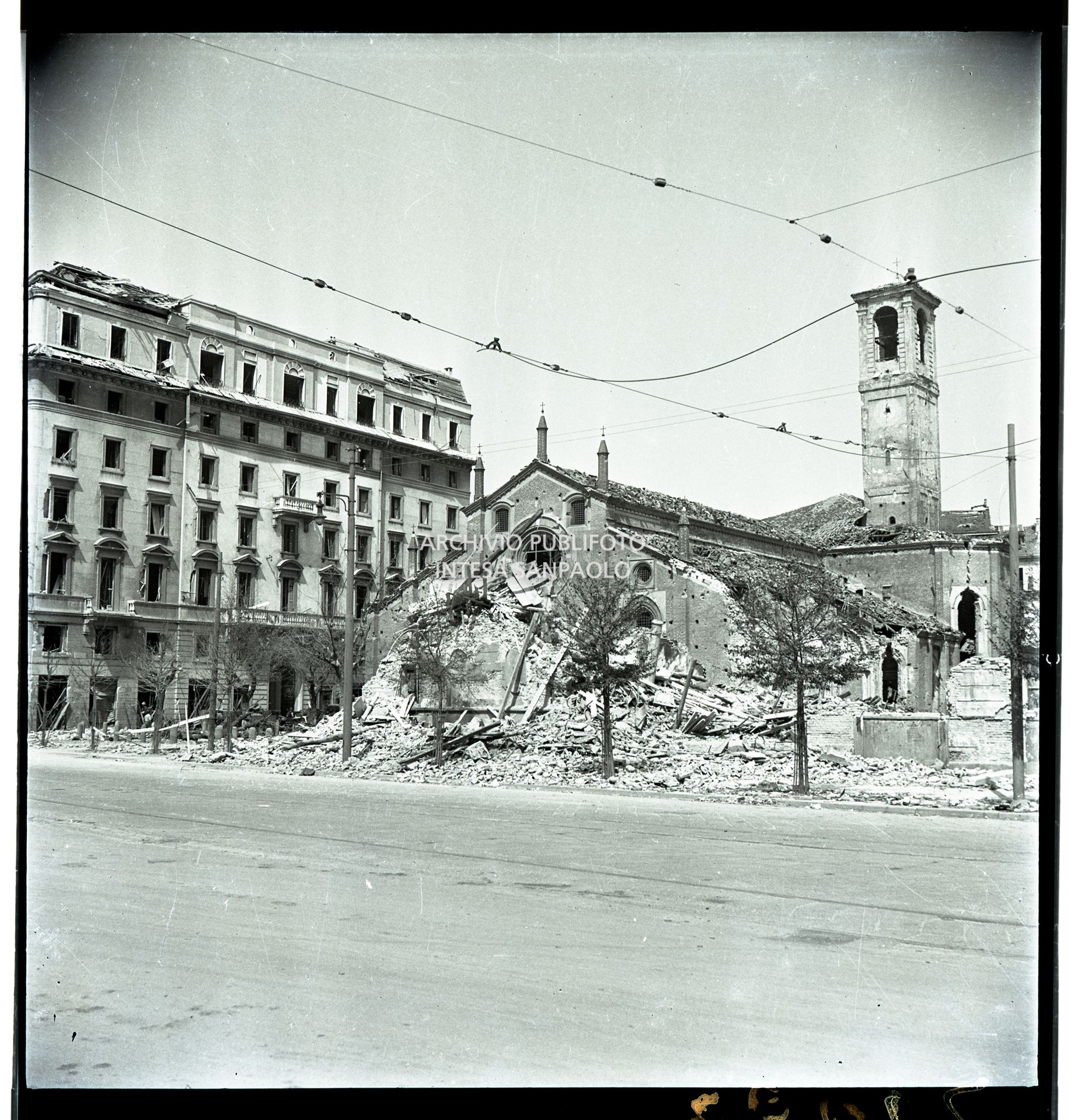 I danni causati dai bombardamenti alla chiesa di San Pietro in Gessate a Milano