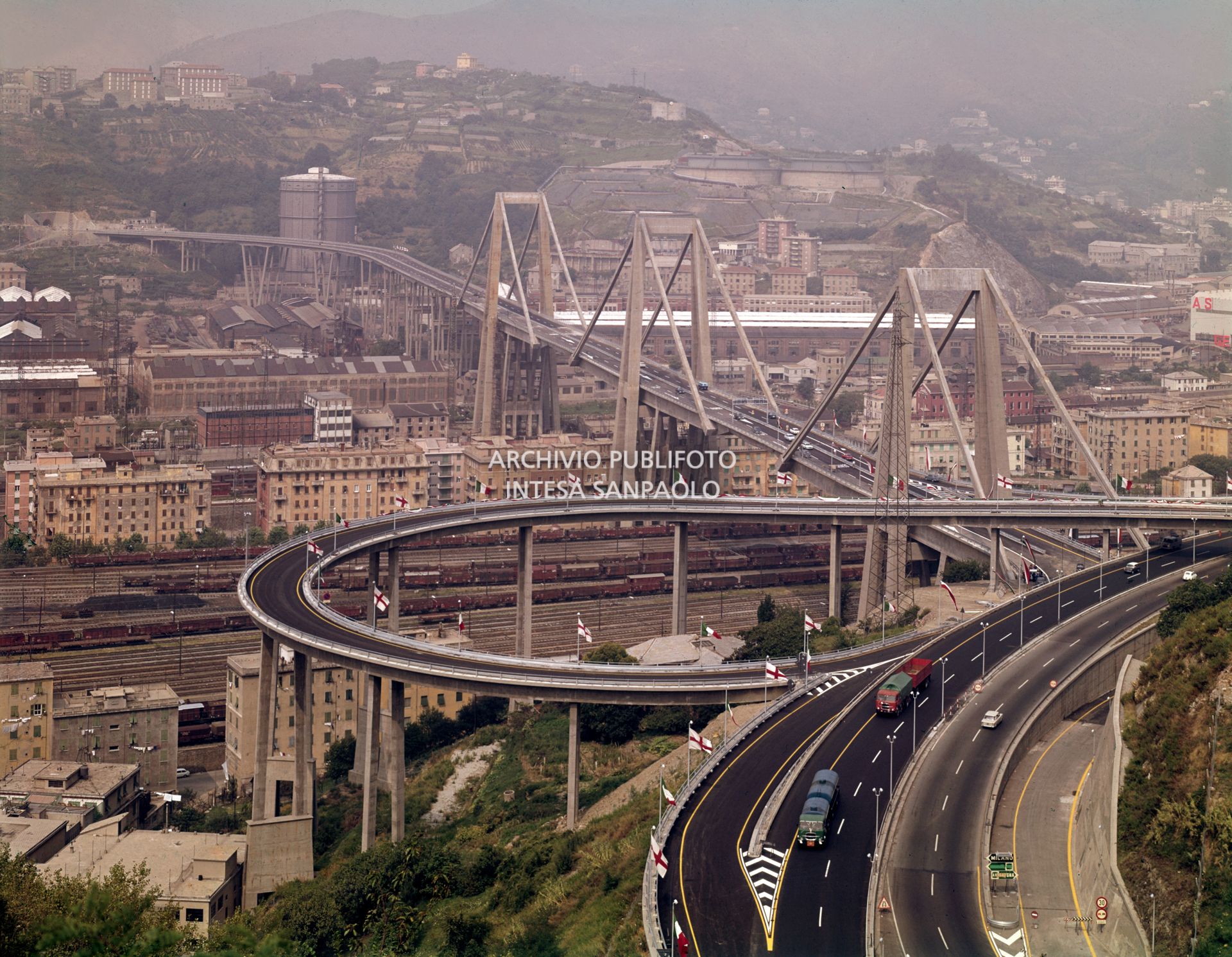 Viadotto sul Polcevera (autostrada Genova-Savona), vista sulla rampa elicoidale verso Milano
