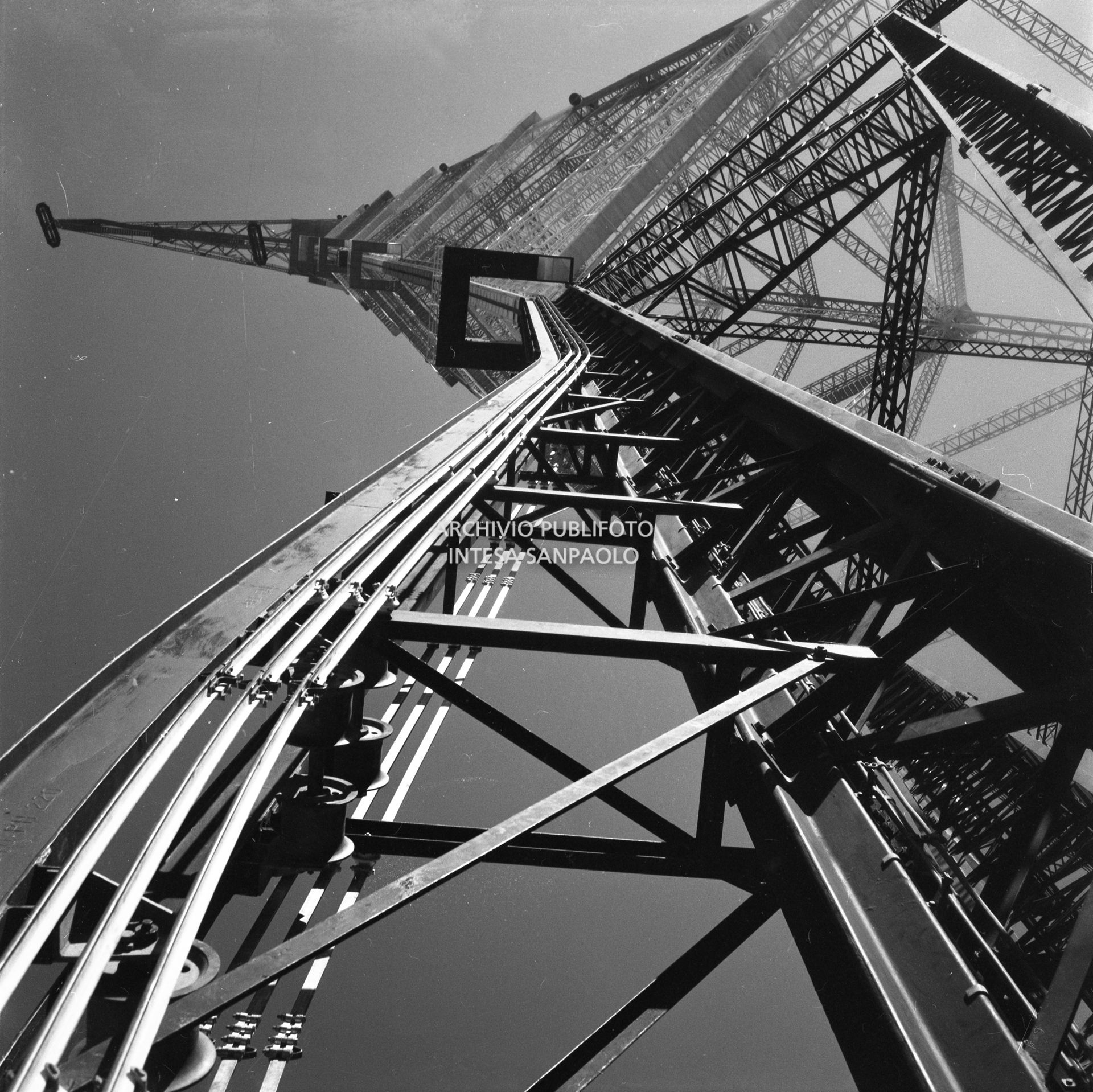 Particolare della struttura del traliccio della Anidel sullo Stretto di Messina