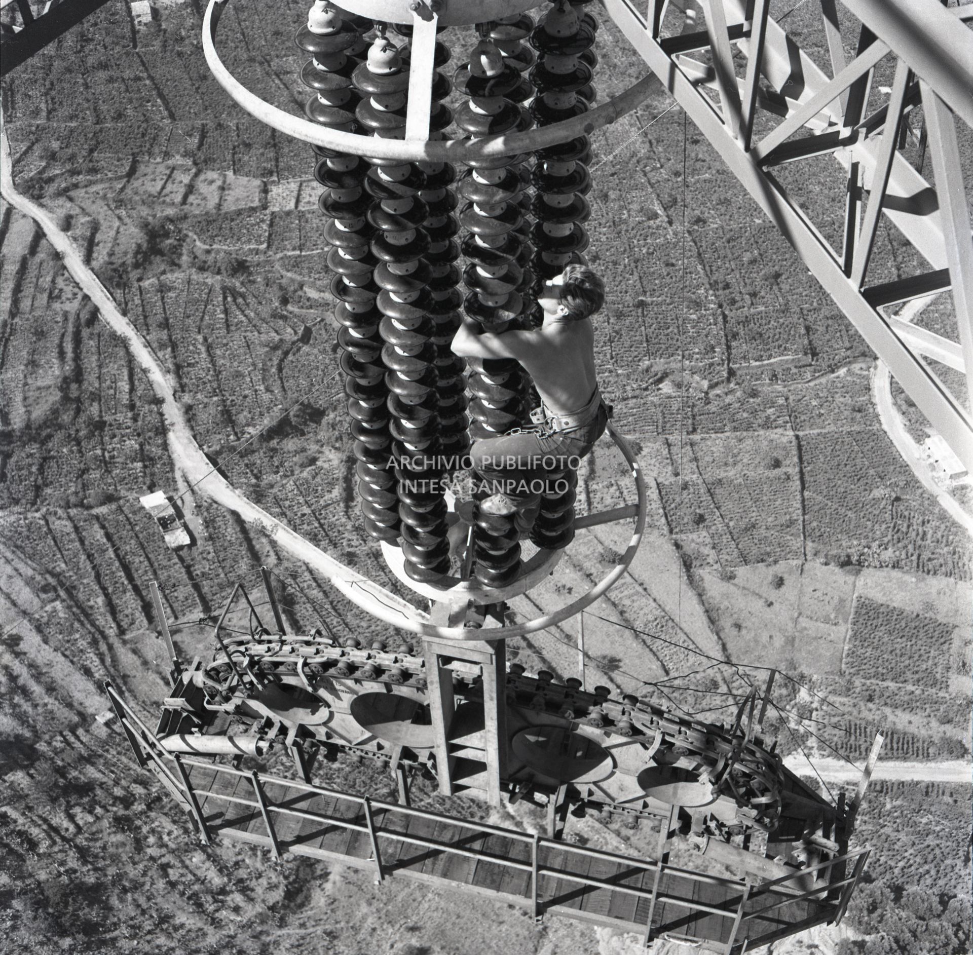 Un uomo al lavoro su traliccio della Anidel sullo Stretto di Messina