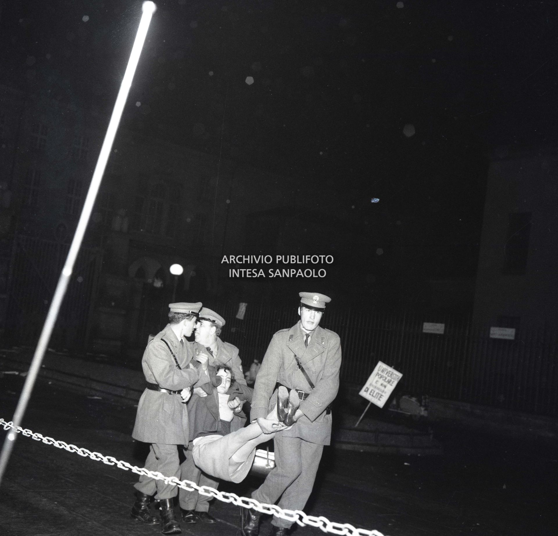 Un momento dell'irruzione notturna di carabinieri e polizia all'Università Cattolica di Milano per sgomberarla dopo l'occupazione da parte degli studenti