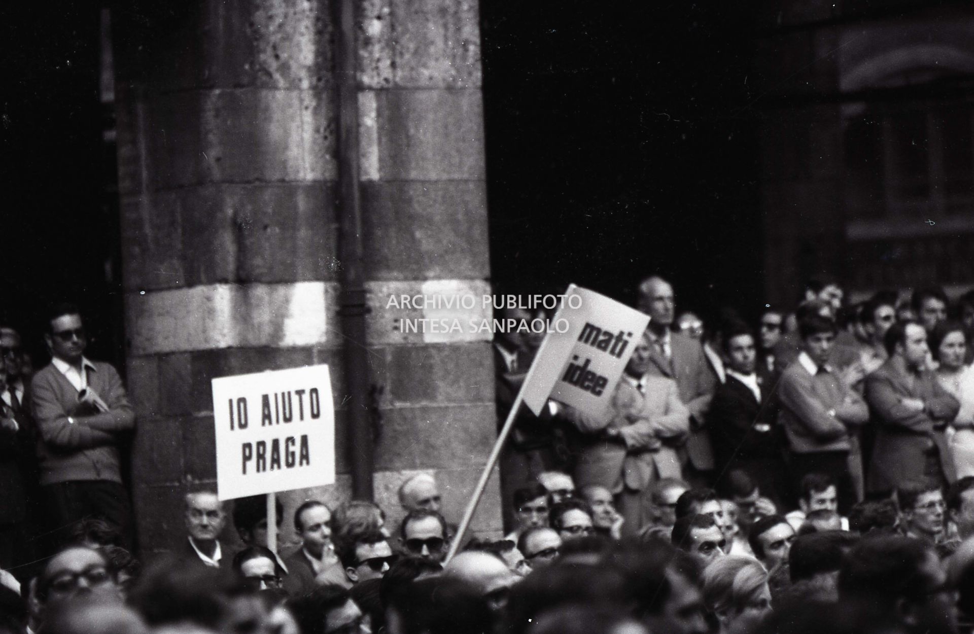 Manifestanti, in solidarietà della Cecoslovacchia occupata, ascoltano il discorso di Bettino Craxi in piazza Mercanti a Milano