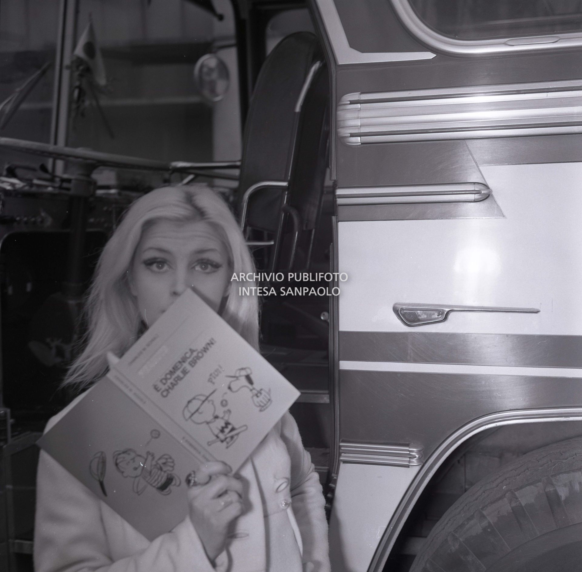 Patty Pravo con un fumetto di Charles Schultz "È domenica Charlie Brown" durante una pausa del Beat Piper Show