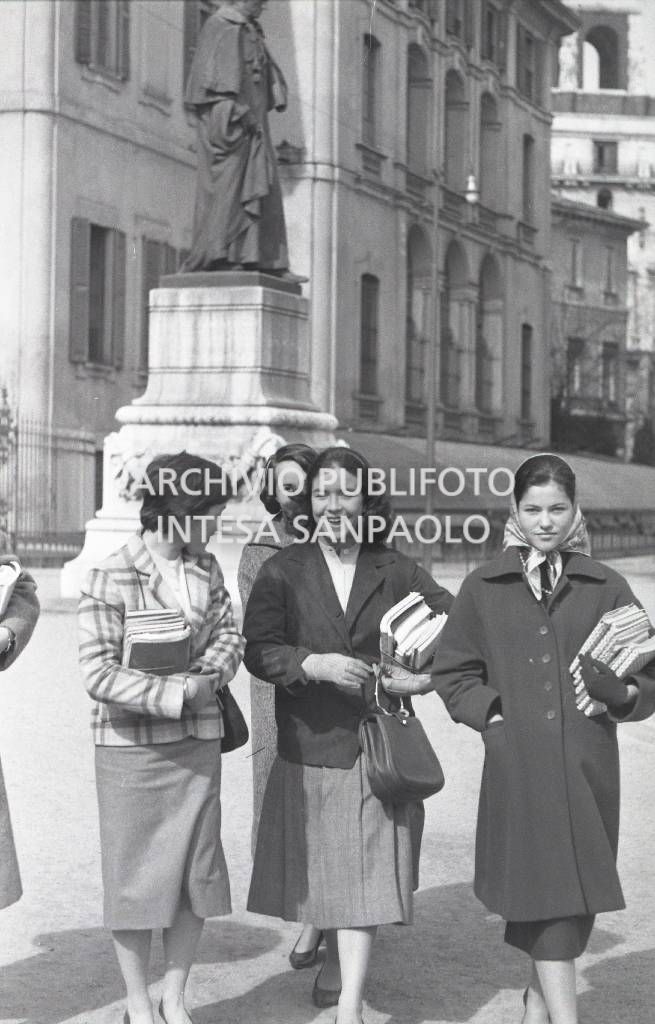 Giovani ragazze ai Giardini Pubblici di Porta Venezia a Milano<br>454157