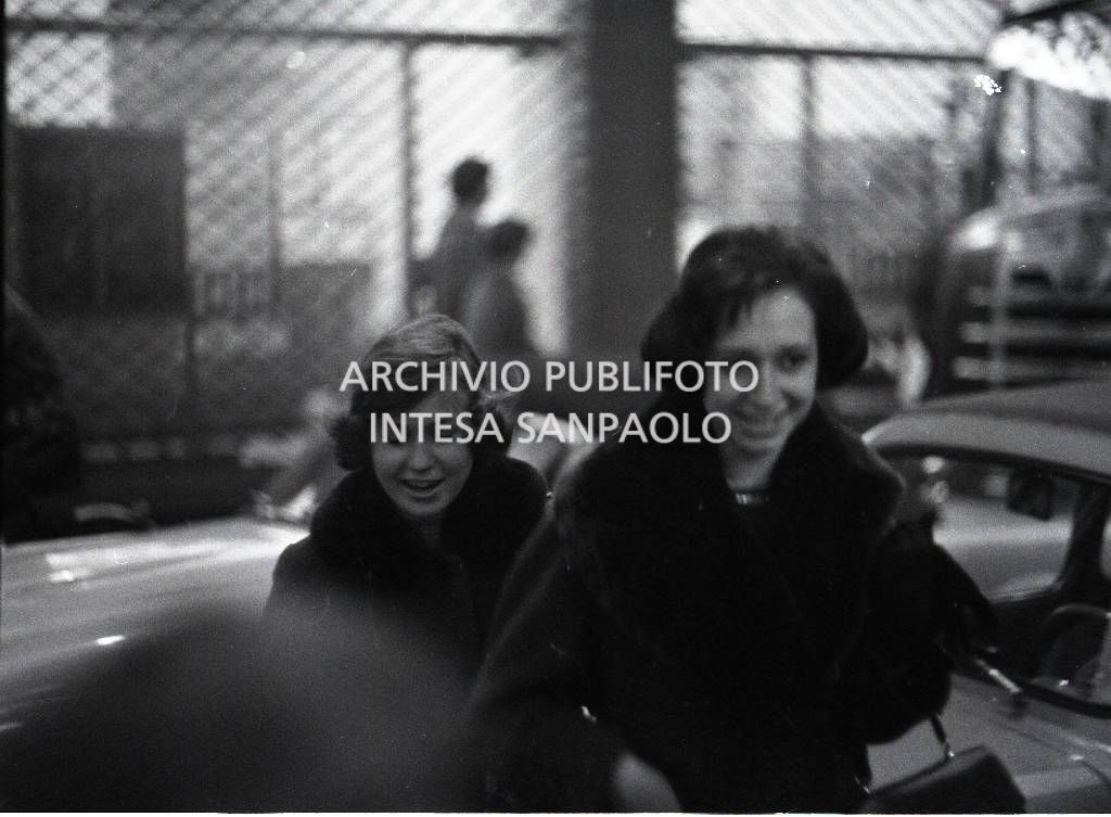 Giovani ragazze in giro per la città di Milano<br>454165