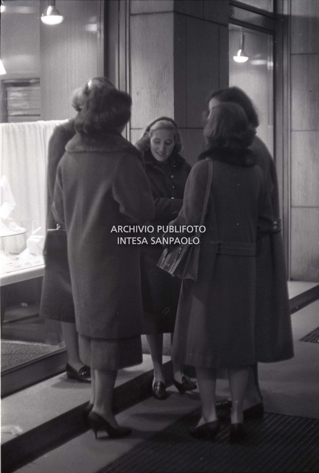 Giovani ragazze in giro per la città di Milano<br>454169