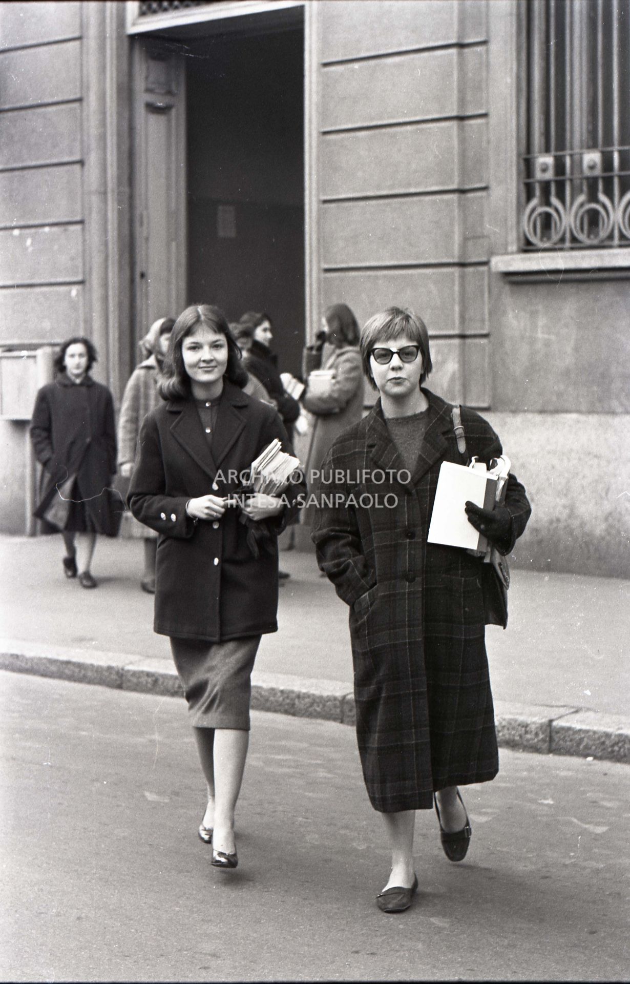 Giovani ragazze in giro per la città di Milano<br>454189