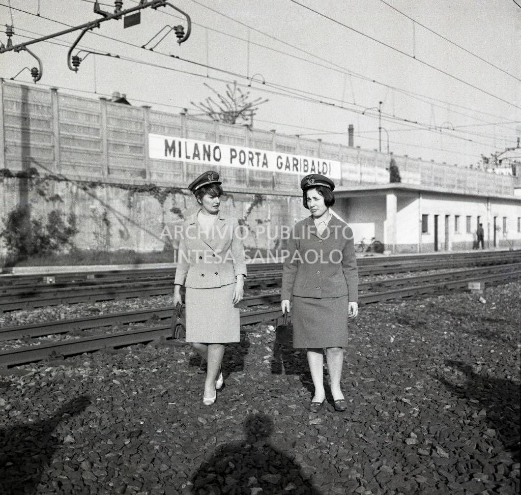 Simonetta Appolloni e Laura Lo Prieno, donne capostazione, tra i binari ferroviari alla stazione di Milano Porta Garibaldi<br>728326/13