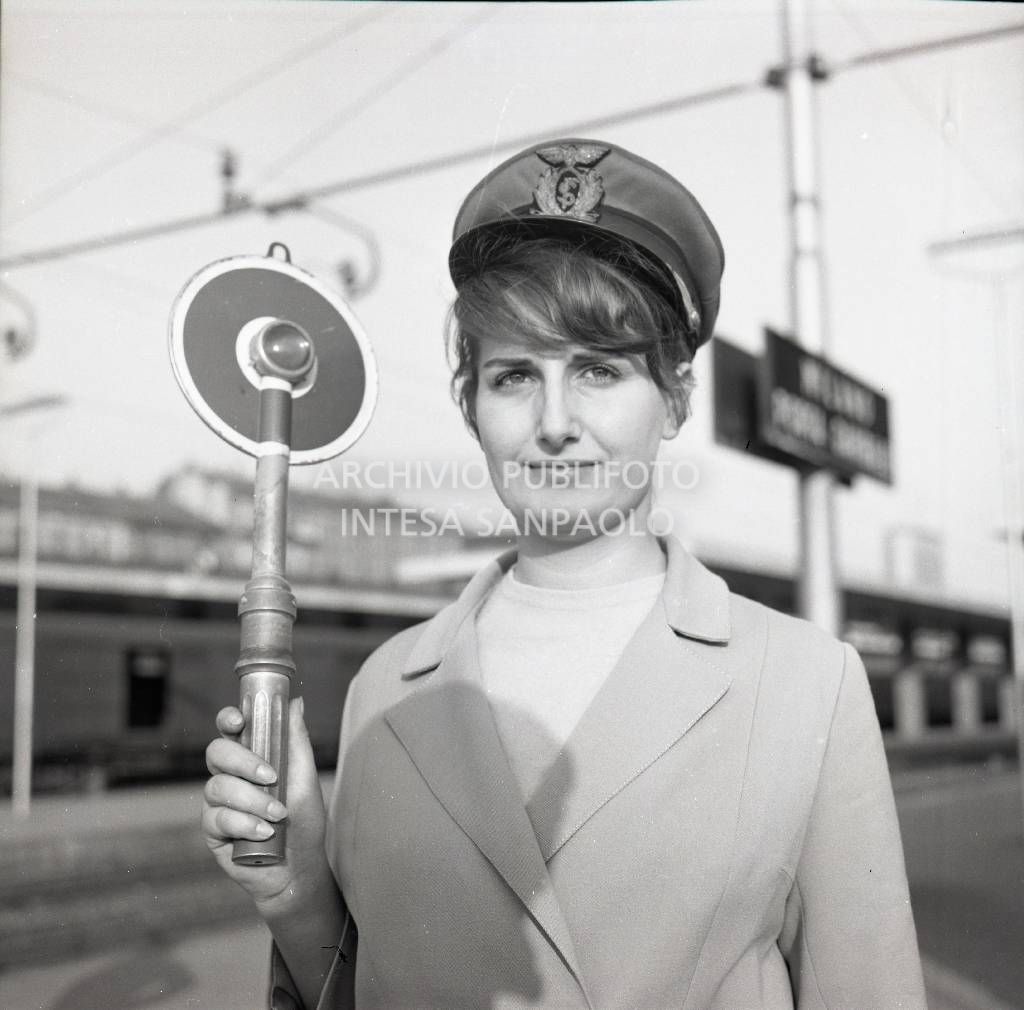 Laura Lo Prieno, donna capostazione, con la paletta in mano<br>728326/17