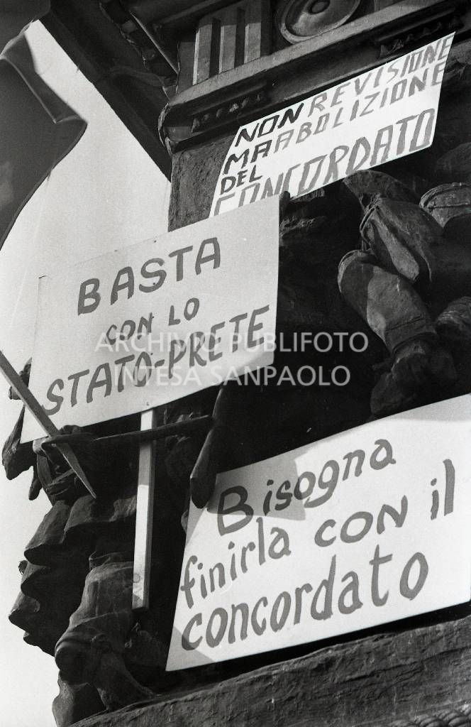 Studenti con cartelli di protesta sul monumento a Vittorio Emanuele II in piazza Duomo a Milano<br>730611/2