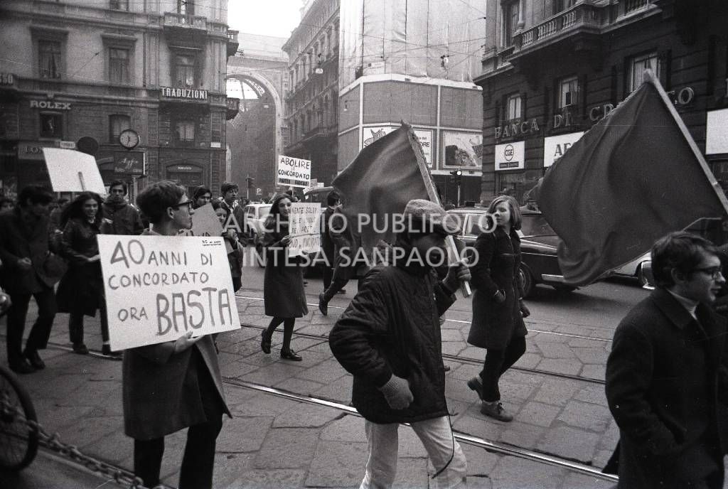 Studenti in corteo, per le strade di Milano, contro il Concordato Stato/Chiesa, con cartelli di protesta e bandiere<br>730611/3