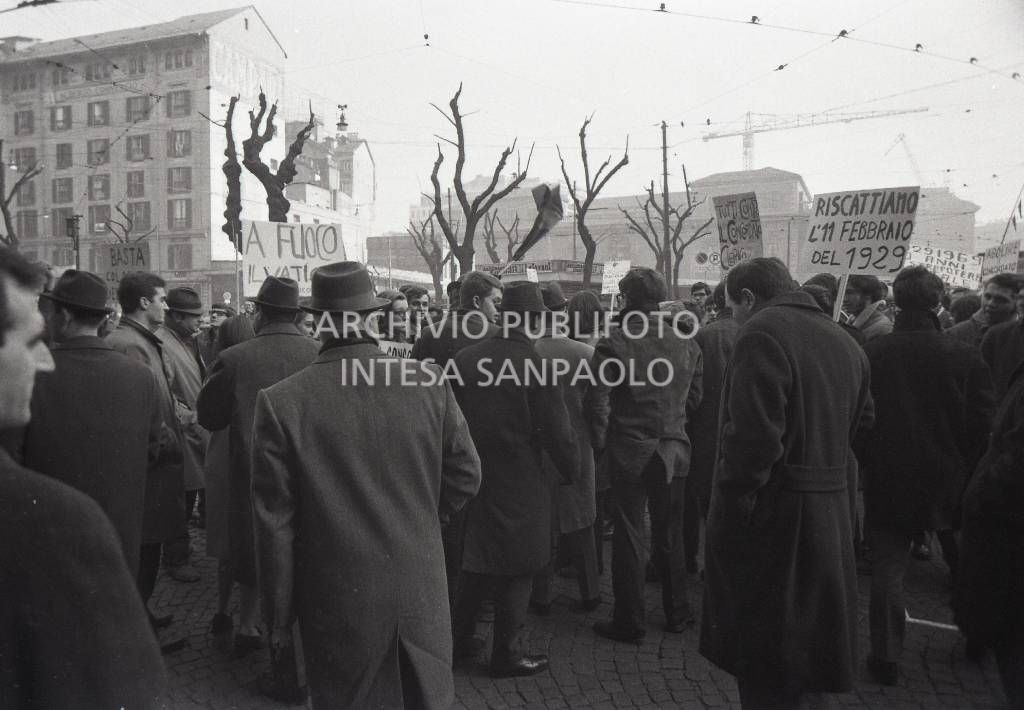 Un momento della protesta, contro il Concordato Stato/Chiesa, davanti all'Arcivescovado<br>730611/10