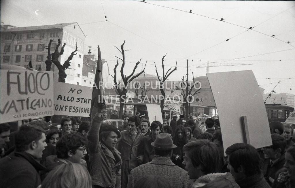 Un momento della protesta, contro il Concordato Stato/Chiesa, davanti all'Arcivescovado<br>730611/11