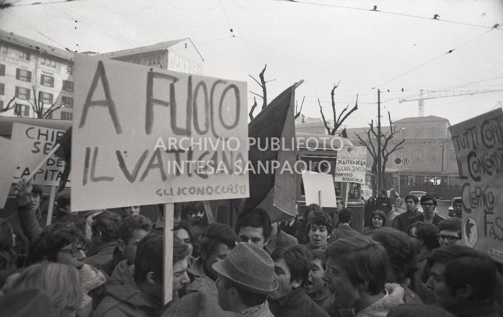 Un momento della protesta, contro il Concordato Stato/Chiesa, davanti all'Arcivescovado<br>730611/12