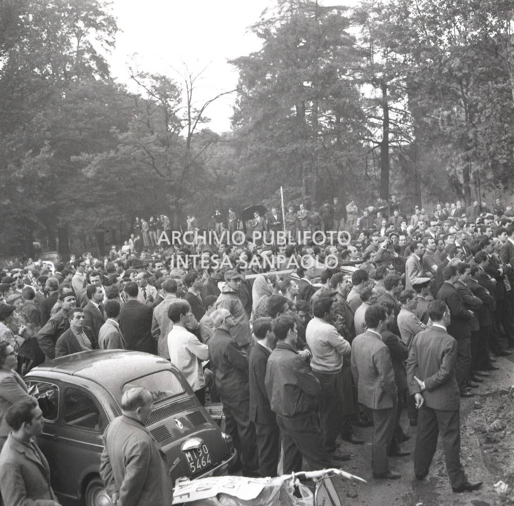 Sciopero CGIL: folla di lavoratori, in piazza del Cannone a Milano, ascolta i comizi alla conclusione della manifestazione; tra la folla una Fiat 500<br>723176/4