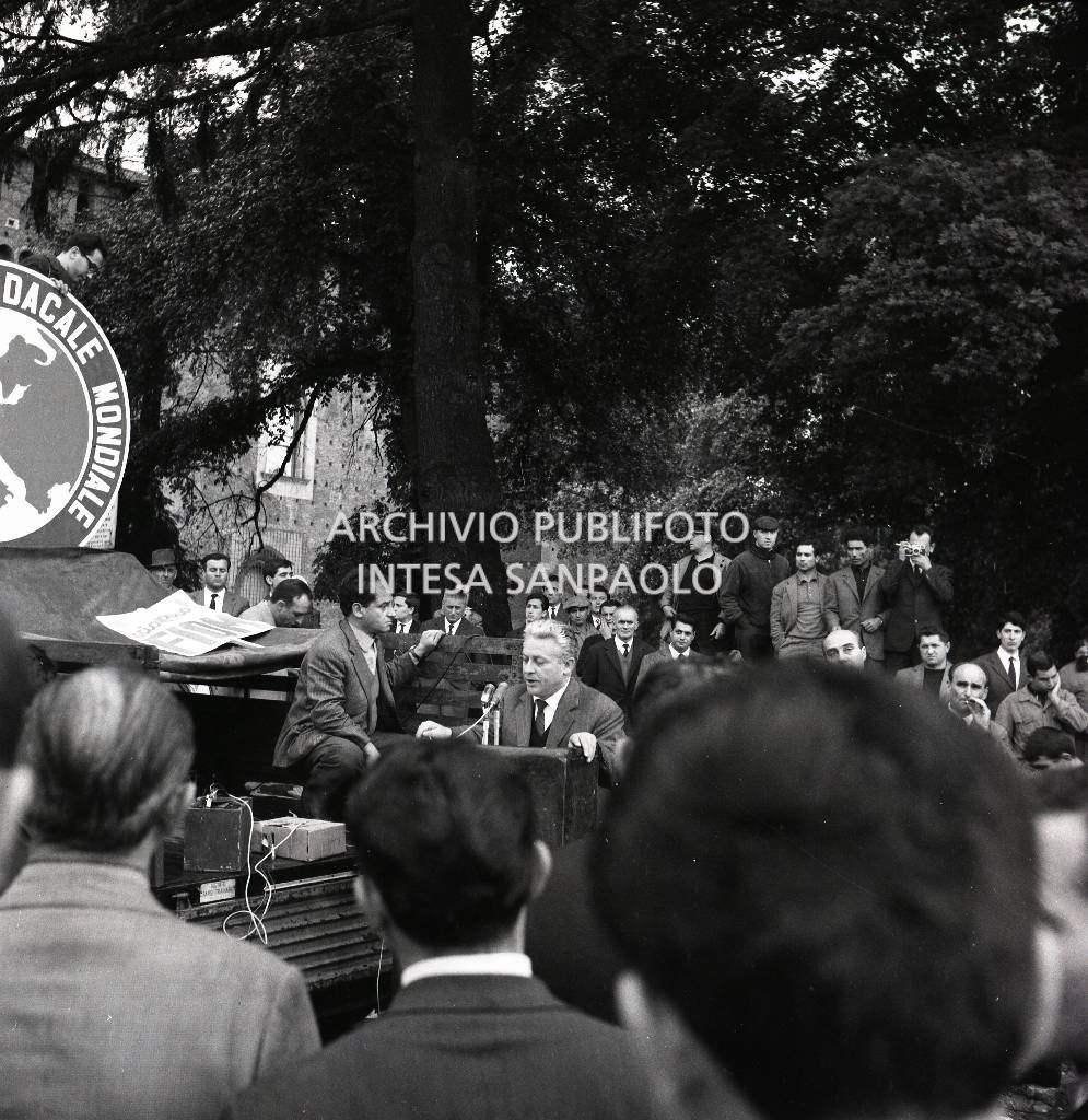 Sciopero CGIL: folla di lavoratori, in piazza del Cannone a Milano, ascolta i comizi alla conclusione della manifestazione; a sinistra il simbolo della "Federazione sindacale mondiale".<br>723176/11