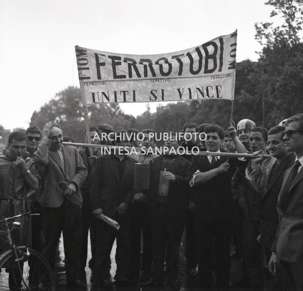 Sciopero CGIL: lavoratori della Ferrotubi con striscione "FIOM Ferrotubi Uniti si vince" in manifestazione<br>723176/17