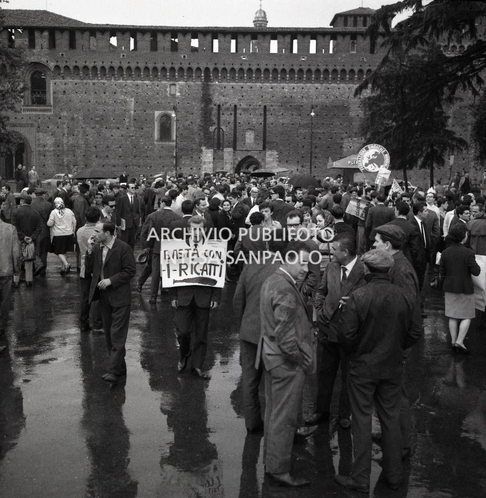 Sciopero CGIL: lavoratori in piazza del Cannone a Milano dove si è conclusa la manifestazione: uno uomo porta al collo un cartello con la scritta "Basta con i ricatti".<br>723176/18