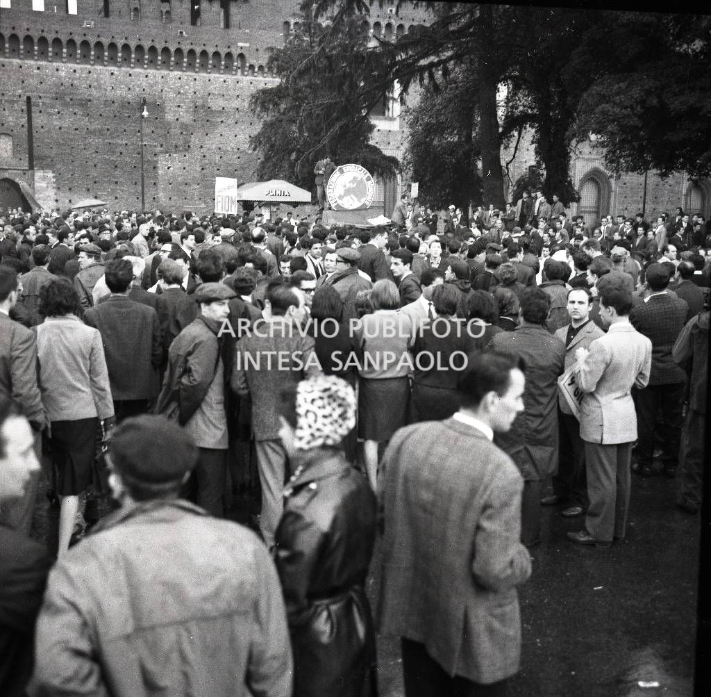 Sciopero CGIL: folla di lavoratori, in piazza del Cannone a Milano, dove si è conclusa la manifestazione<br>723176/19