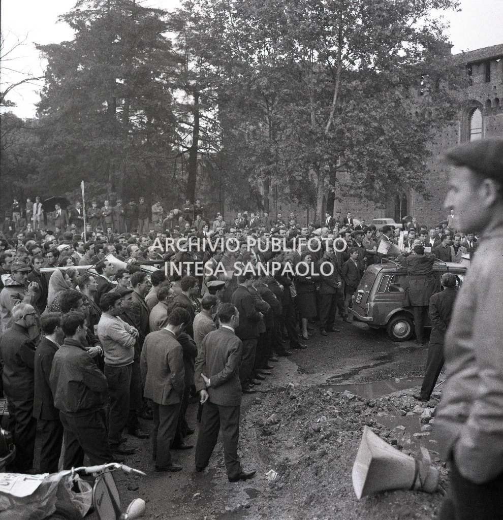 Sciopero CGIL: folla di lavoratori, in piazza del Cannone a Milano, dove si è conclusa la manifestazione<br>723176/20