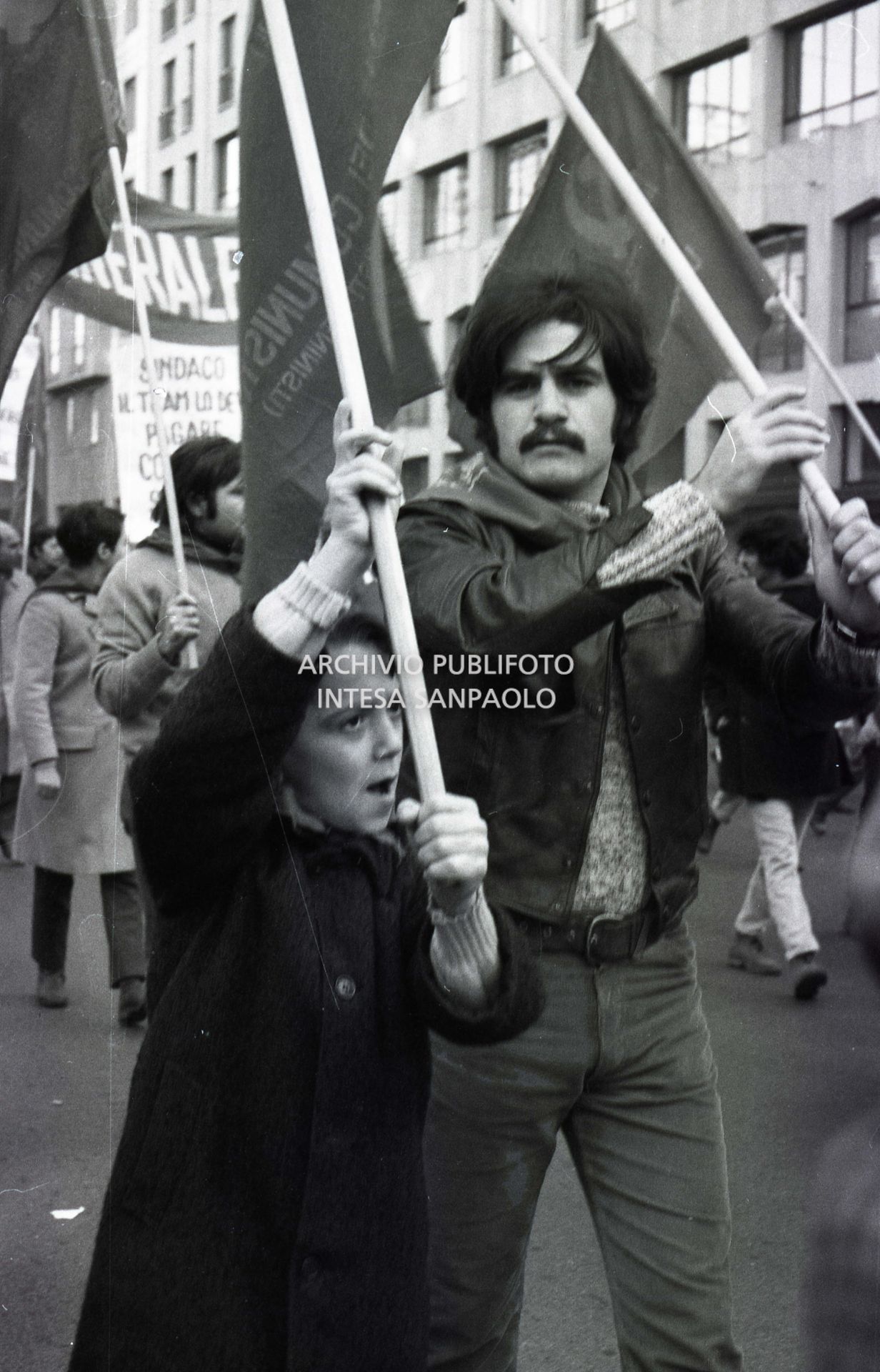 Manifestazione contro il caro casa nel giorno dello sciopero generale: bambino con bandiera
