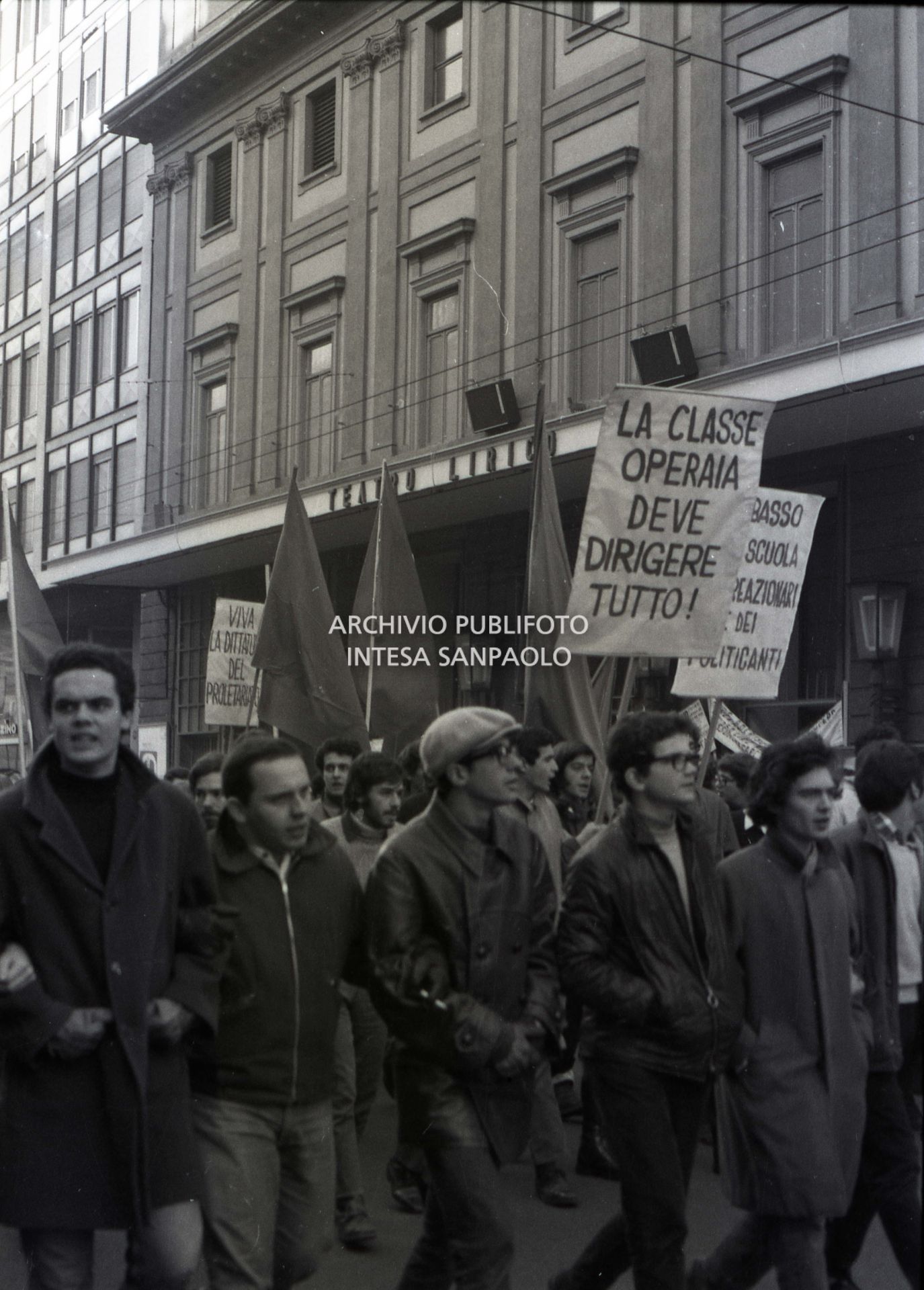 Manifestazione contro il caro casa nel giorno dello sciopero generale: il corteo sfila davanti al teatro Lirico di Milano. Uno dei cartelli recita: "La classe operaia deve dirigere tutto".