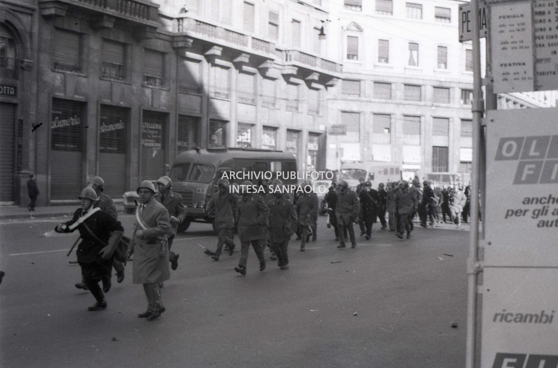 Manifestazione contro il caro casa nel giorno dello sciopero generale: forze  dell'ordine in via Larga a Milano