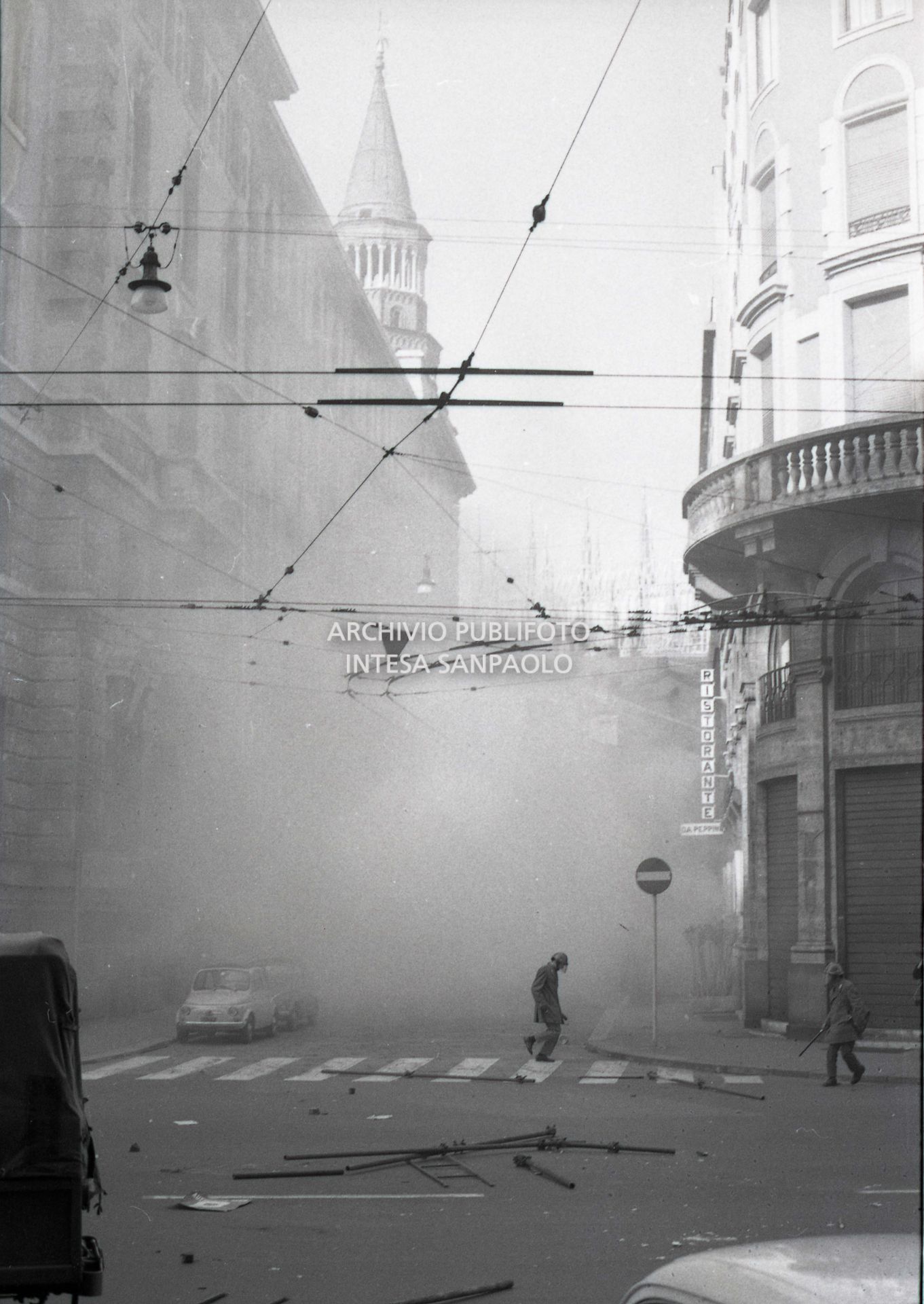 Manifestazione contro il caro casa nel giorno dello sciopero generale: esplosione di lacrimogeni durante gli scontri tra dimostranti e forze dell'ordine