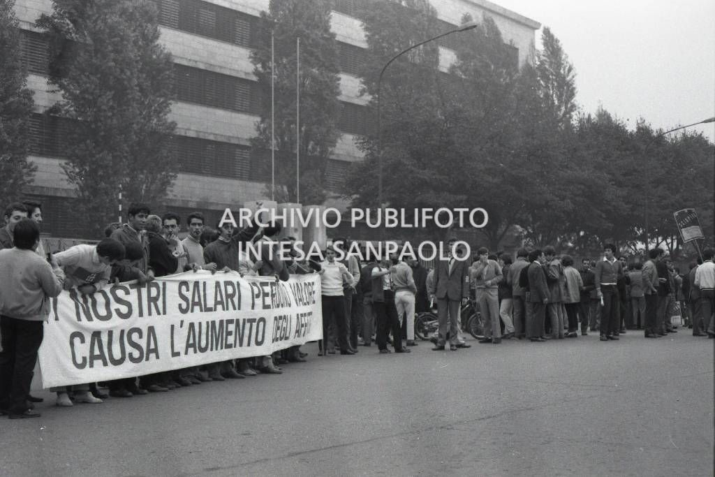 Corteo operai Fiat, in sciopero, a Torino: sullo striscione la scritta "I nostri salari perdono valore a causa dell'aumento degli affitti"<br>731931/33