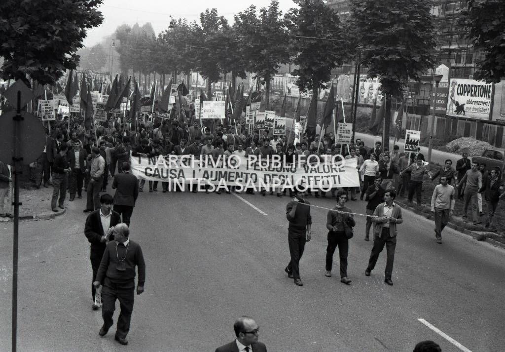 Corteo operai Fiat, in sciopero, a Torino: sullo striscione la scritta "I nostri salari perdono valore a causa dell'aumento degli affitti"<br>731931/38