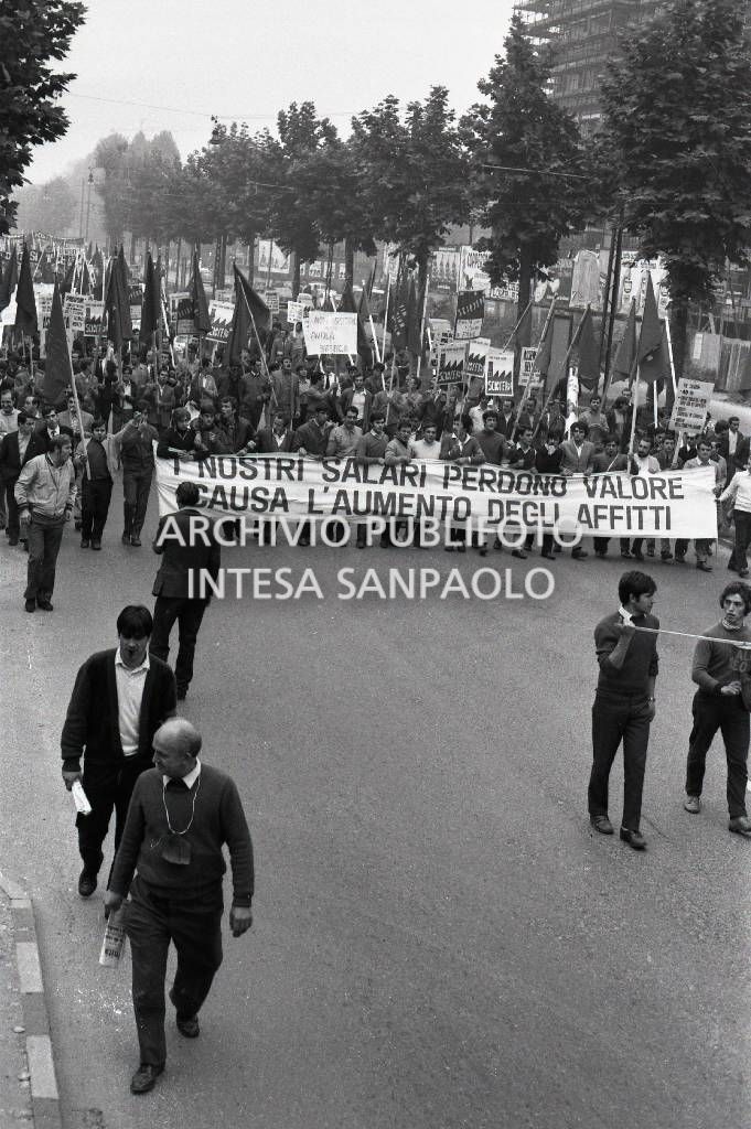 Corteo operai Fiat, in sciopero, a Torino: sullo striscione la scritta "I nostri salari perdono valore a causa dell'aumento degli affitti"<br>731931/39