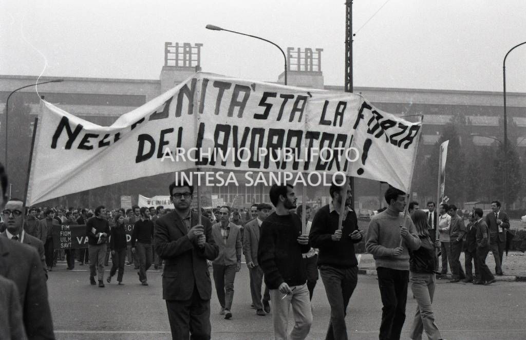 Operai in sciopero, davanti allo stabilimento Fiat Mirafiori, in corso Traiano a Torino; sullo striscione la scritta "Nell'unità sta la forza dei lavoratori"<br>731931/50
