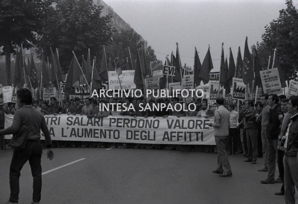 Corteo operai Fiat, in sciopero, a Torino: sullo striscione la scritta "I nostri salari perdono valore a causa dell'aumento degli affitti"<br>731931/52