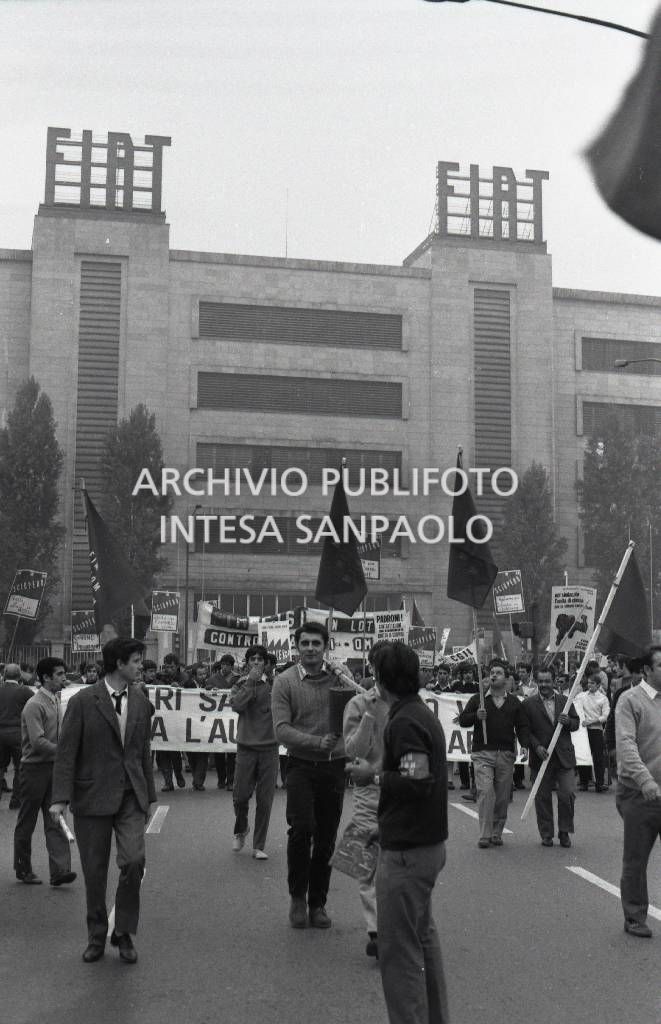 Operai in sciopero, davanti allo stabilimento Fiat Mirafiori, in corso Traiano a Torino<br>731931/53