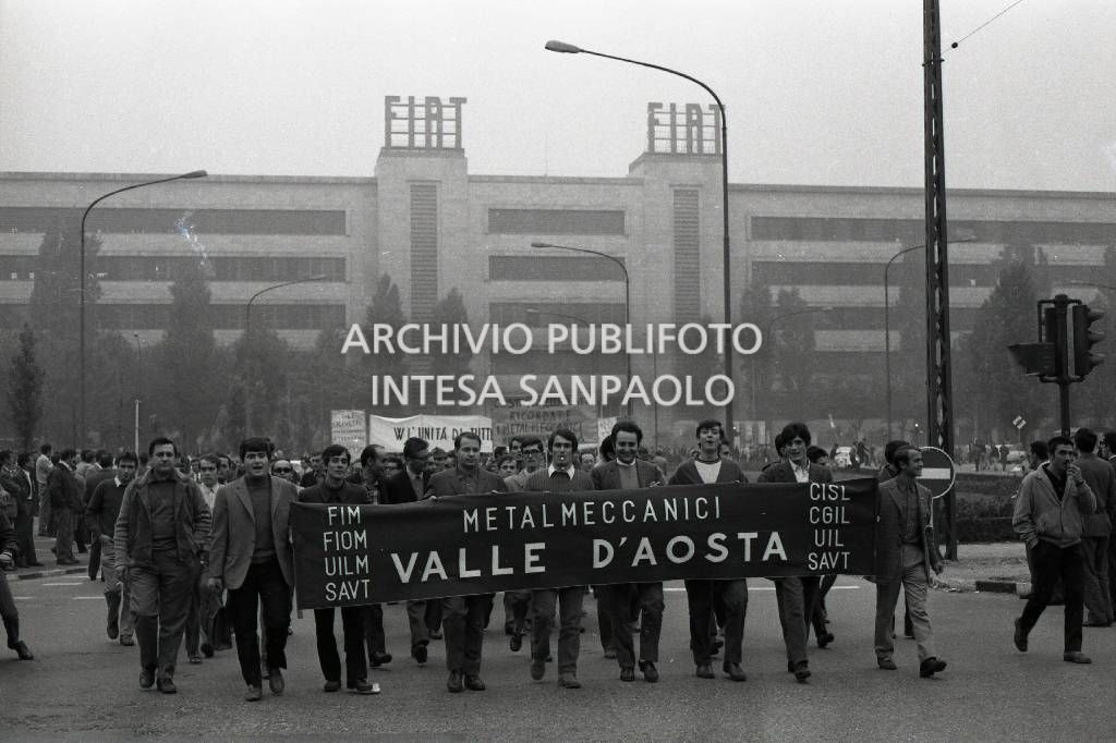Operai in sciopero, davanti allo stabilimento Fiat Mirafiori, in corso Traiano a Torino; sullo striscione la scritta "Metalmeccanici Valle D'Aosta"<br>731931/51