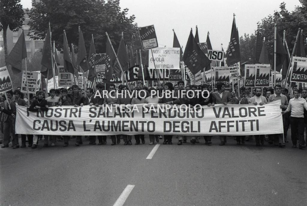 Corteo operai Fiat, in sciopero, a Torino: sullo striscione la scritta "I nostri salari perdono valore a causa dell'aumento degli affitti"<br>731931/68