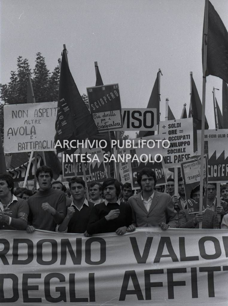 Operai in sciopero, davanti allo stabilimento Fiat Mirafiori, in corso Traiano a Torino, con cartelli, striscioni e bandiere<br>731931/69