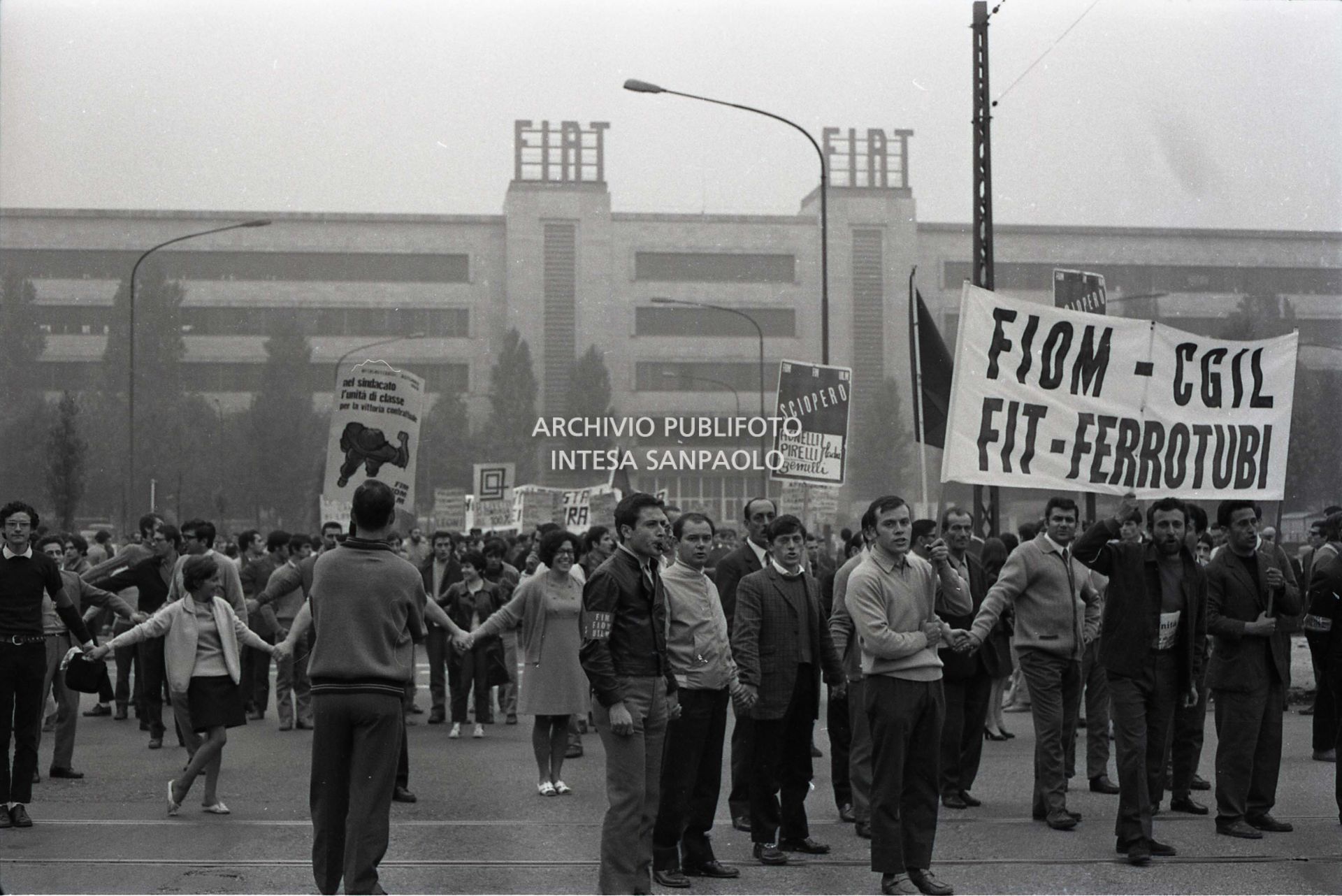 Operai in sciopero, davanti allo stabilimento Fiat Mirafiori, in corso Traiano a Torino: su uno striscione la scritta "FIOM CGIL FIT Ferrotubi"