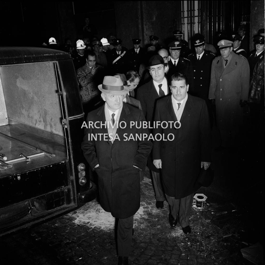 Il prefetto Libero Mazza (a sinistra) e il sindaco di Milano Aldo Aniasi, appena usciti dalla Banca Nazionale dell'Agricoltura, in piazza Fontana a Milano, il giorno della strage<br>731743/5